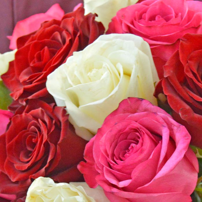 Букет из 15 разноцветных роз